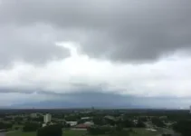 dia com muitas nuvens