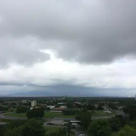 dia com muitas nuvens